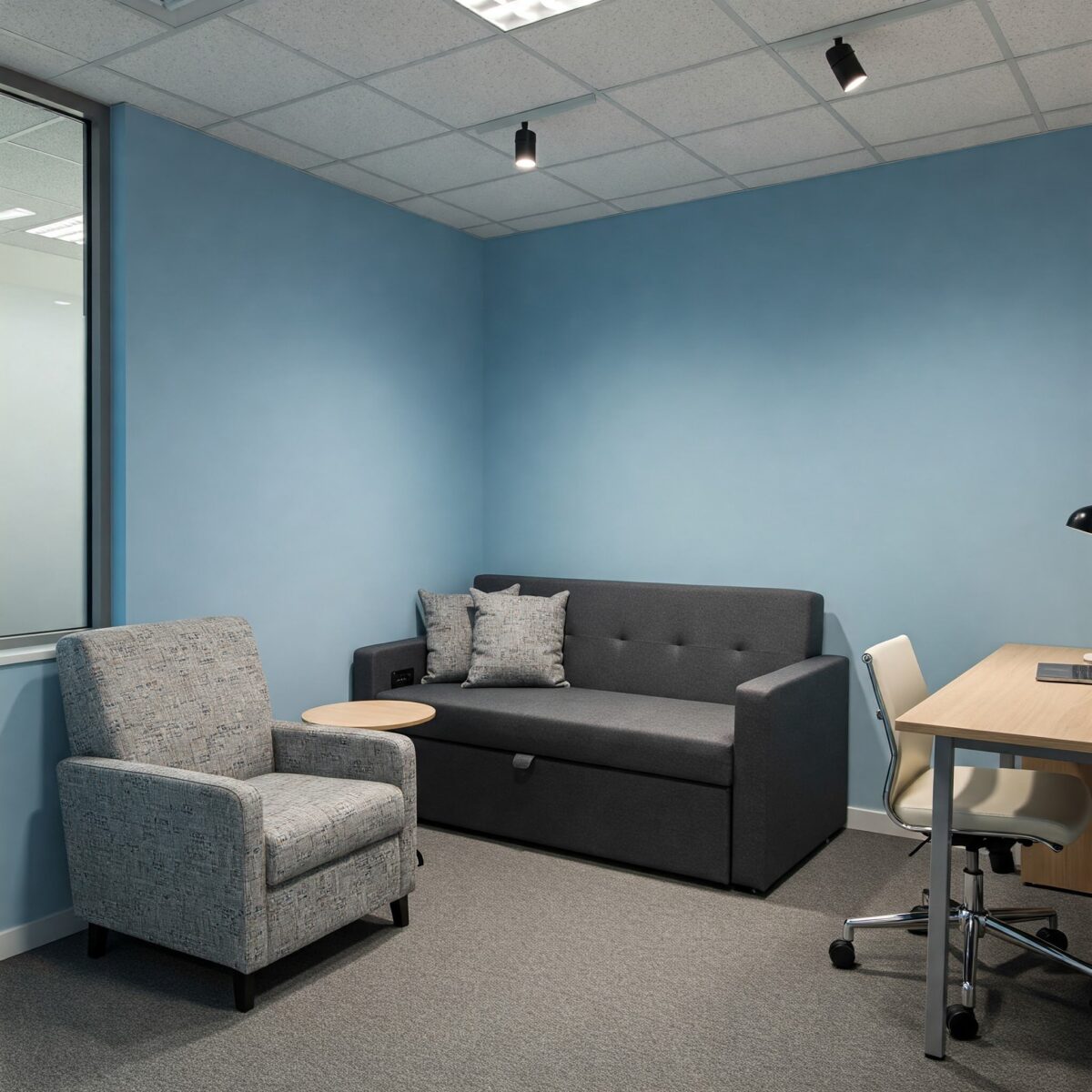 Revelando 15 Ideias Incríveis para Harmonizar Seu Escritório e Quarto de Hóspedes! 4 Uma imagem de uma mesa dobrável montada na parede, que pode ser levantada para fornecer um espaço de trabalho e dobrada para economizar espaço.