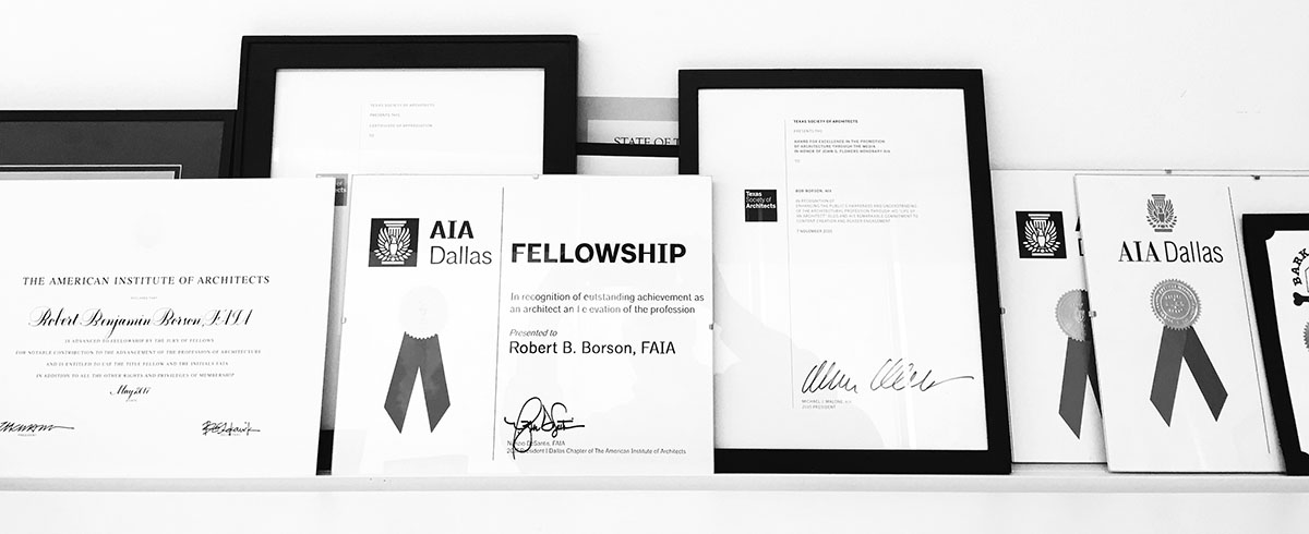 Imagem sobre diplomas e prêmios arquitetônicos.