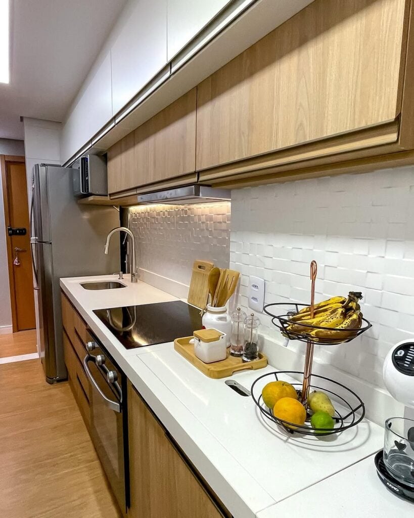 Transforme sua Cozinha Pequena: 6 Dicas Incríveis para Otimizar Espaço! 3 Cozinha com armários aéreos duplos e bancada