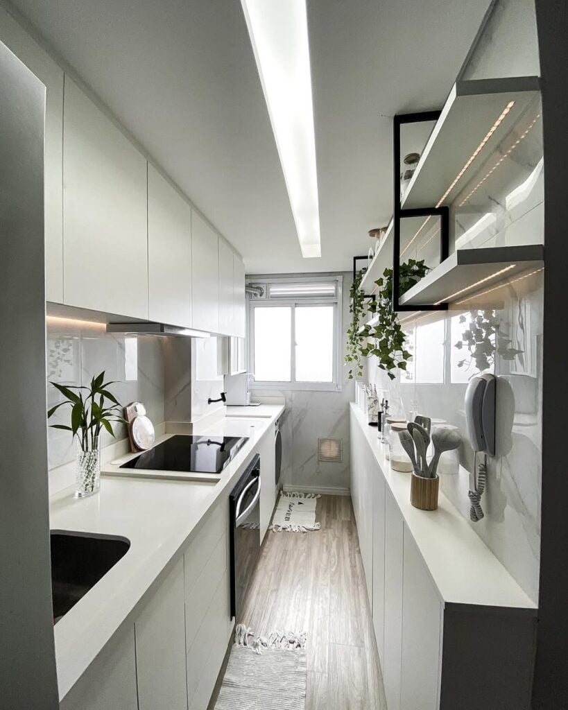Transforme sua Cozinha Pequena: 6 Dicas Incríveis para Otimizar Espaço! 7 Cozinha branca, pequena e decorada