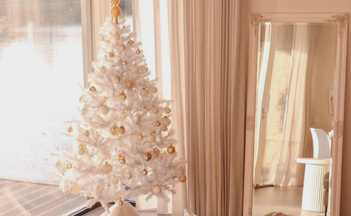 Ideias Criativas para Decorar Árvores de Natal Brancas com Elegância 3 Árvore de Natal branca se destaca na hora de criar um clima natalino dentro de casa.