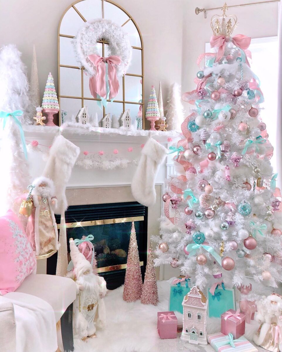 Ideias Criativas para Decorar Árvores de Natal Brancas com Elegância 5 Linda árvore de Natal branca decorada com enfeites coloridos.
