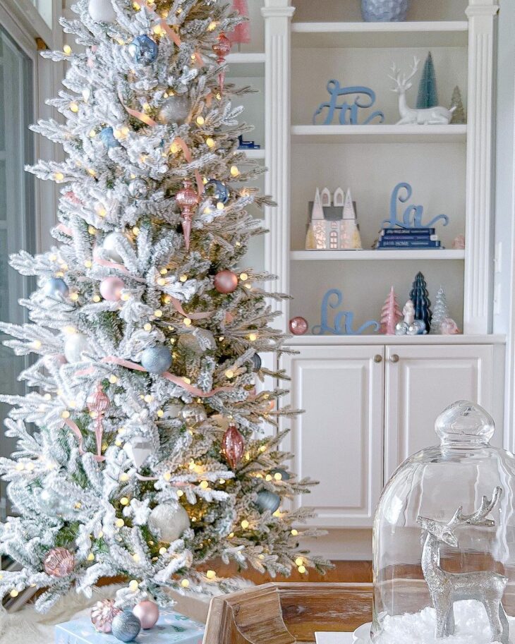 Ideias Criativas para Decorar Árvores de Natal Brancas com Elegância 9 Exemplo de árvore com enfeites dourados.
