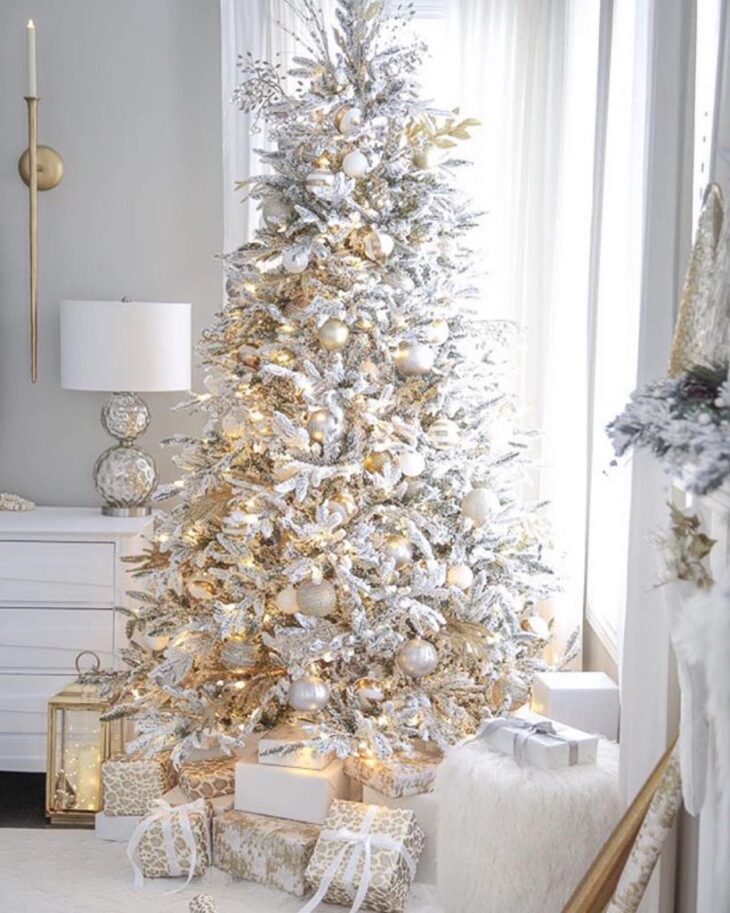 Ideias Criativas para Decorar Árvores de Natal Brancas com Elegância 10 Versão grande da árvore de Natal branca.
