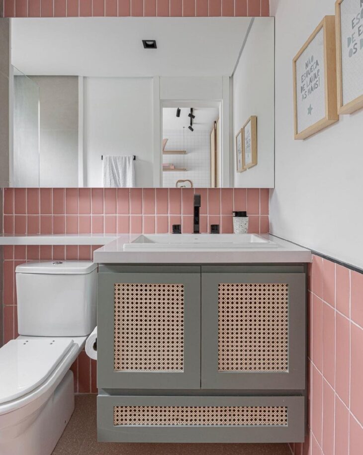 Transforme Seu Banheiro: 80 Inspirações em Rosa Que Você Precisa Ver! 7 O banheiro rosa é uma opção charmosa e fora do comum para a decoração. O tom delicado pode aparecer nos revestimentos, louças, marcenaria ou detalhes.