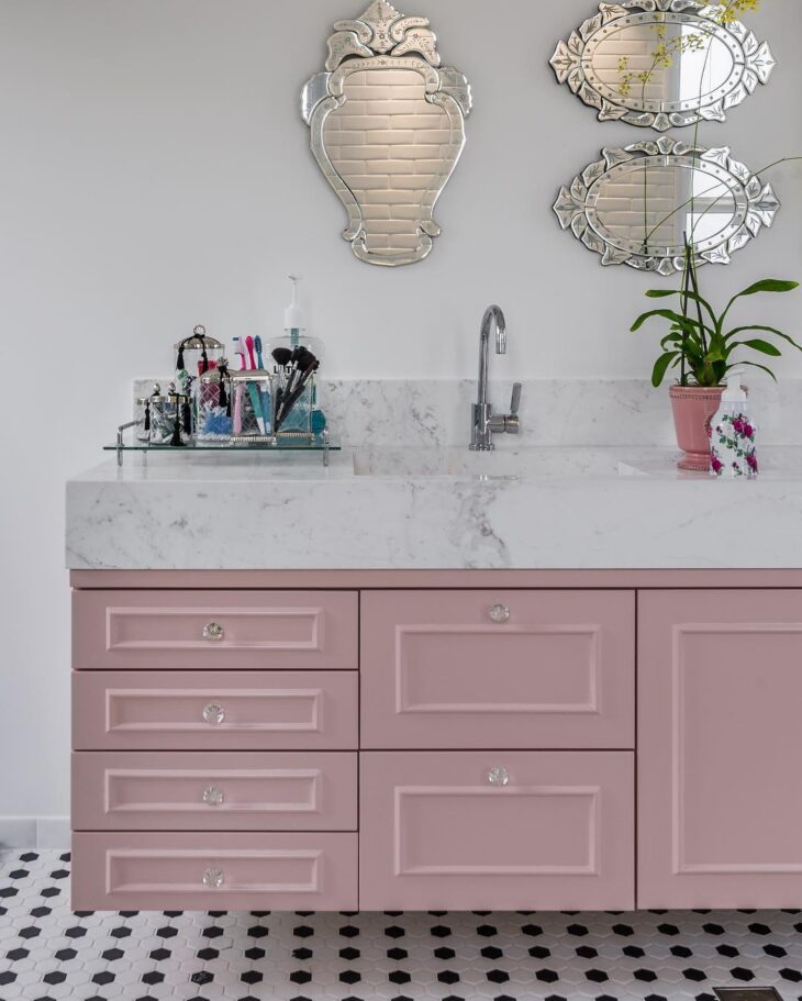 Transforme Seu Banheiro: 80 Inspirações em Rosa Que Você Precisa Ver! 9 Andressa Oliveira é arquiteta e urbanista especialista no cultivo de plantas em casa e com experiência em projetos arquitetônicos e de interiores.