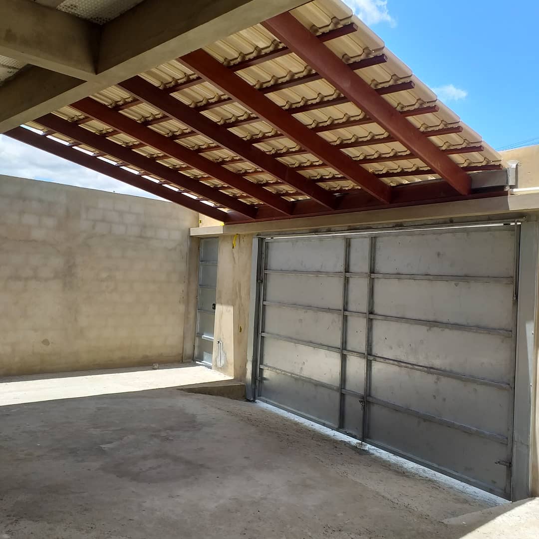 Revele o Potencial da Sua Garagem: 50 Inspirações que Transformam Espaços! 10 Foto de cobertura para garagem 1 - 4