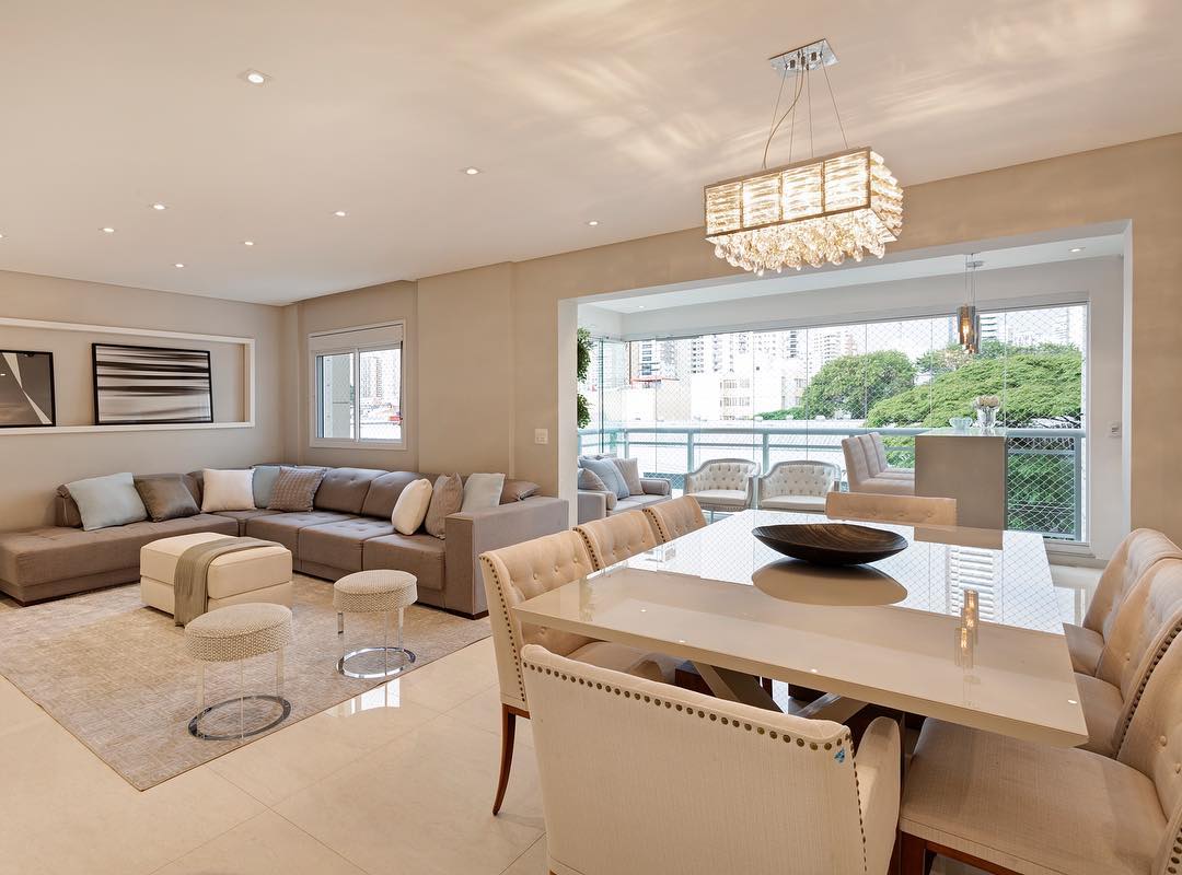 Ambiente decorado com elegância em tons marfim.