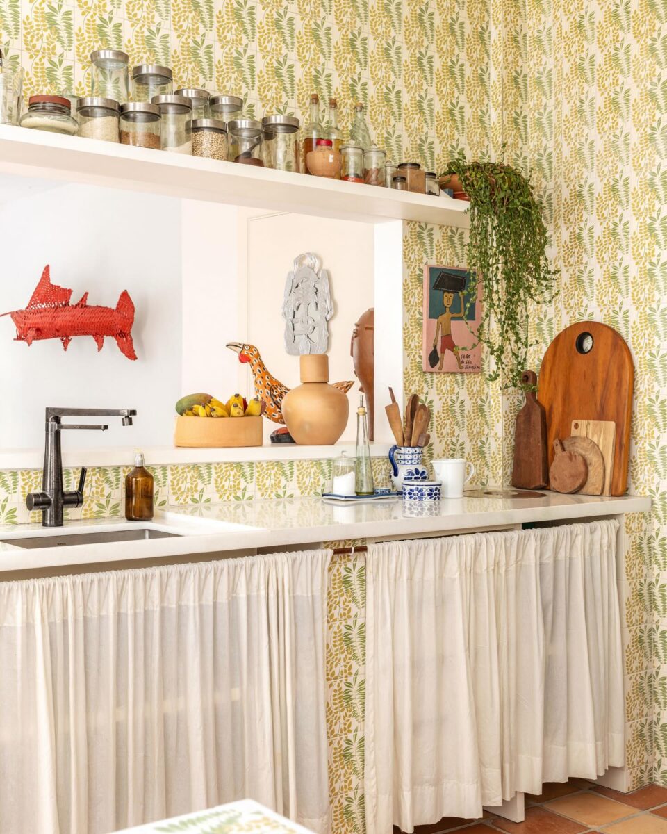 Ideias inspiradoras para decoração de cortinas na cozinha 9 Cortina para pia 03 - Você pode fixar a cortina para pia com um varão