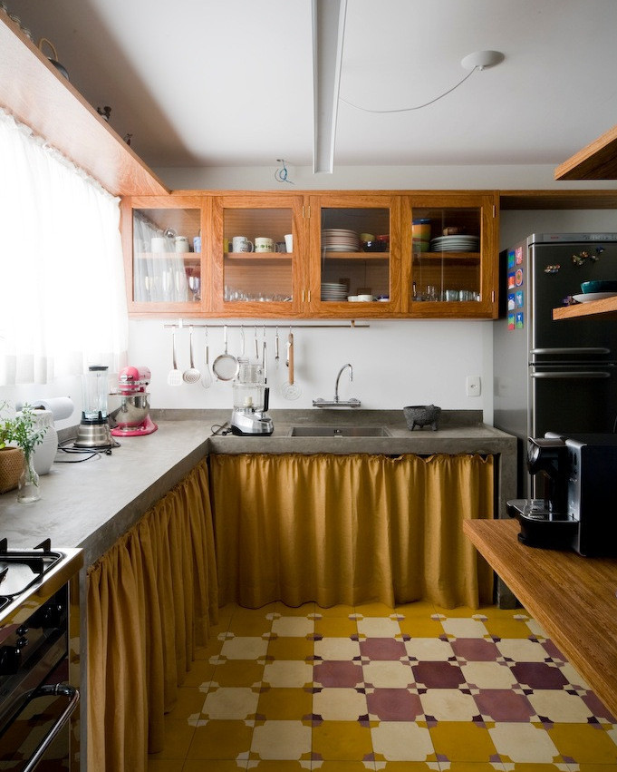 Ideias inspiradoras para decoração de cortinas na cozinha 10 Cortina para pia 04 - Para chamar mais atenção para o item