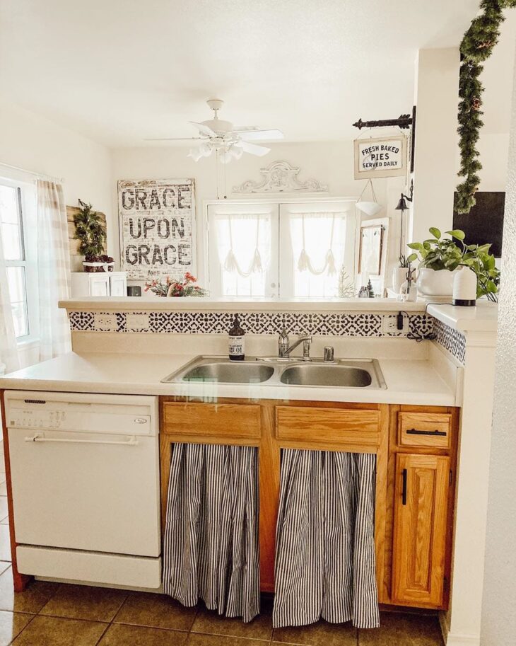 Ideias inspiradoras para decoração de cortinas na cozinha 7 Cortina para pia 2 - Deixa a cozinha ainda mais bonita