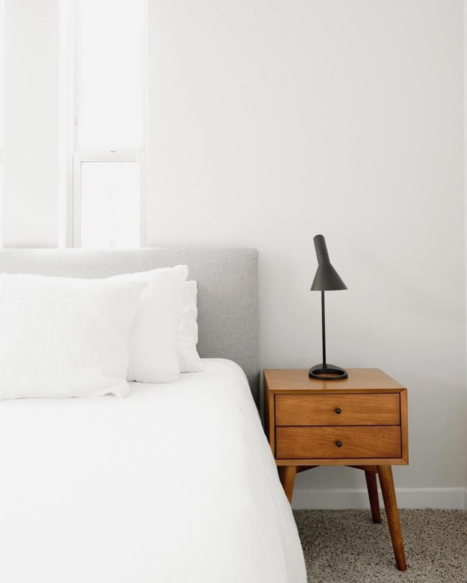 Transforme Seu Espaço: Onde Encontrar o Criado-Mudo Retrô Perfeito e Inspire-se na Decoração! 7 CRIADO-MUDO RETRÔ EM MADEIRA ESCURA