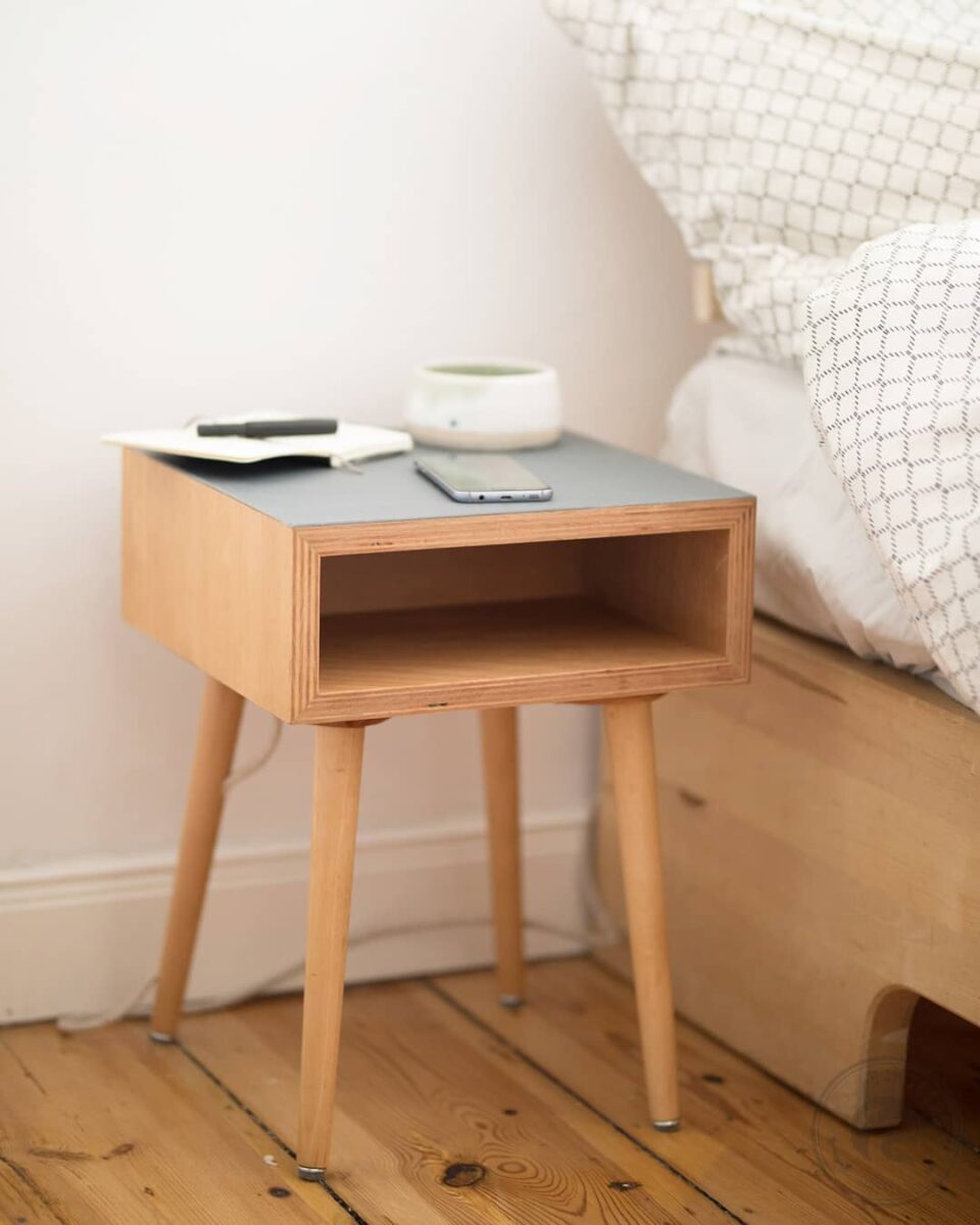 Transforme Seu Espaço: Onde Encontrar o Criado-Mudo Retrô Perfeito e Inspire-se na Decoração! 9 DISCRETO, A PEÇA POSSUI UM NICHO E TAMPO COLORIDO