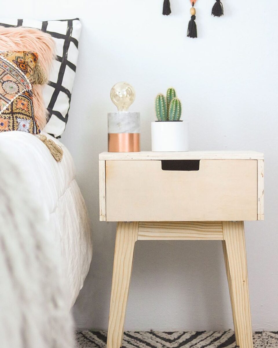 Transforme Seu Espaço: Onde Encontrar o Criado-Mudo Retrô Perfeito e Inspire-se na Decoração! 10 MODELO EM MADEIRA CLARA E UMA GAVETA