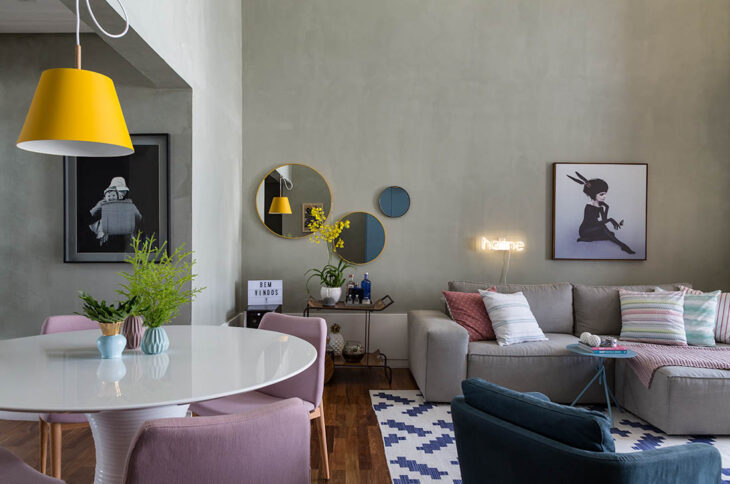 Ideias Criativas para Decorar Sua Casa com Espelhos Redondos 7 Para compor uma decoração contemporânea e despojada na sala, vale investir em uma composição com mais de um espelho redondo.