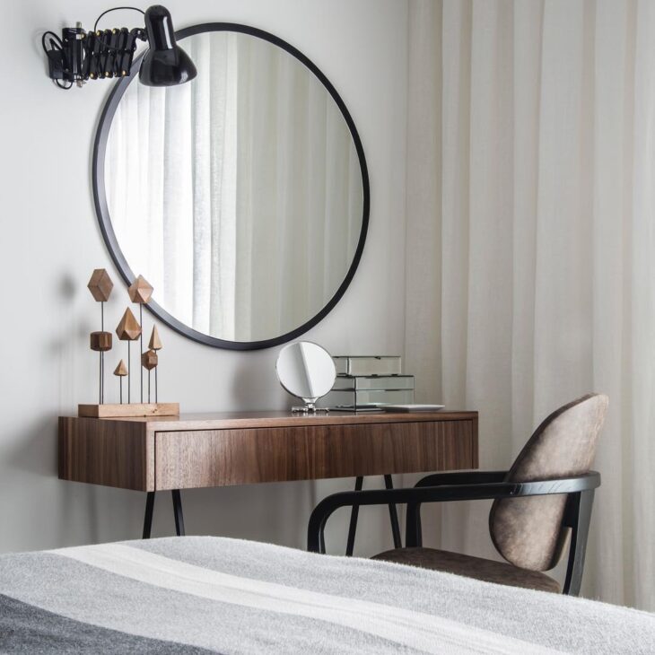 Ideias Criativas para Decorar Sua Casa com Espelhos Redondos 1 Uma opção para utilizar o espelho redondo no quarto é sobre a penteadeira. Além de trazer amplitude, ele também serve como um acessório charmoso.