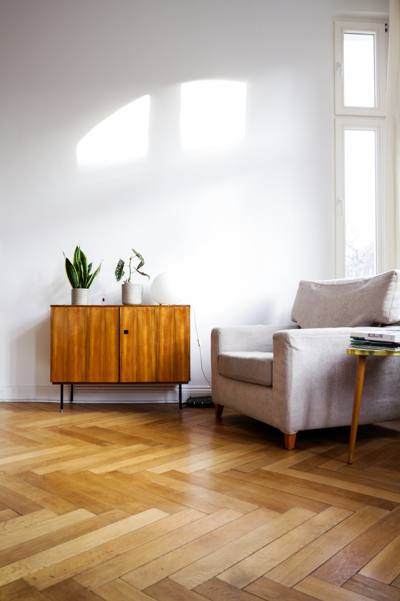 Desvende os Segredos dos Designers para Transformar Espaços com Simples Reformas! 2 Luxurious wooden flooring showcasing high-quality natural wood grain and craftsmanship, adding elegance to any space.