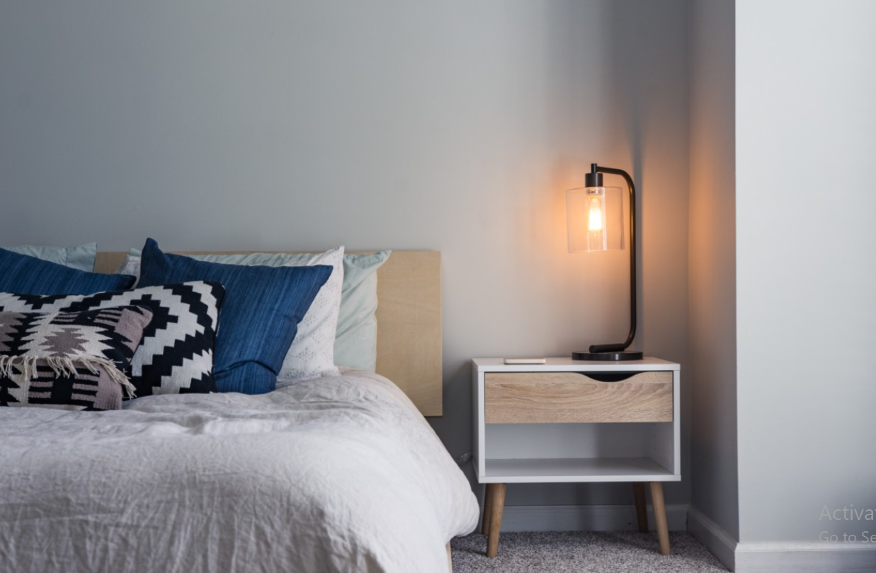 Transforme Sua Casa com Sabedoria: Dicas Valiosas para Reformas Inteligentes e Econômicas! 2 Imagem de uma sala de estar com decoração moderna e elegância.