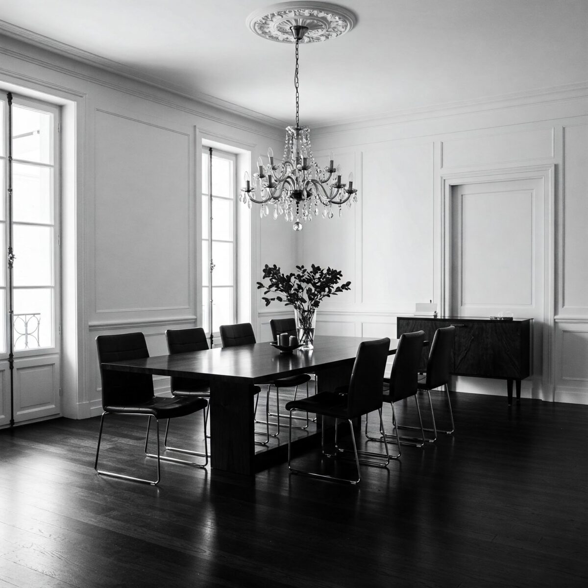Descubra 15 Ideias Sofisticadas em Preto e Branco para Transformar sua Sala de Jantar! 2 Um ambiente de jantar em preto e branco como uma experiência atemporal.