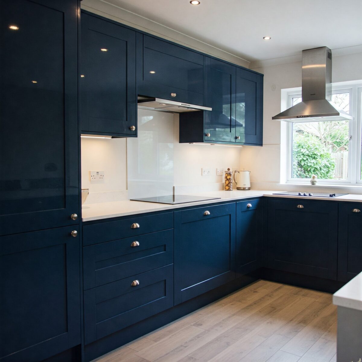 Descubra 15 Ideias Surpreendentes de Armários Azul Marinho para Modernizar sua Cozinha! 2 Cozinha moderna com armários em azul marinho, trazendo um toque de sofisticação e elegância ao ambiente.