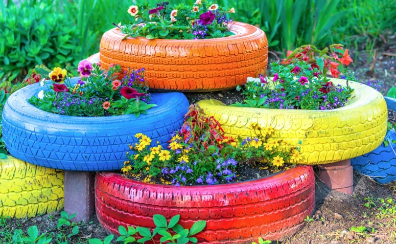 Transforme Seu Jardim: 55 Ideias Incríveis de Jardinagem com Pneus! 3 Imagens de jardins decorados com pneus.