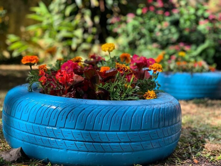 Transforme Seu Jardim: 55 Ideias Incríveis de Jardinagem com Pneus! 10 Jardim com pneus 01, mostrando a aplicação.