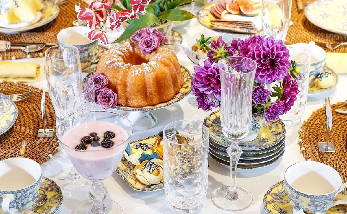 Ideias inspiradoras para um café da manhã encantador 3 Mesa de café da manhã decorada e cheia de alimentos gostosos.