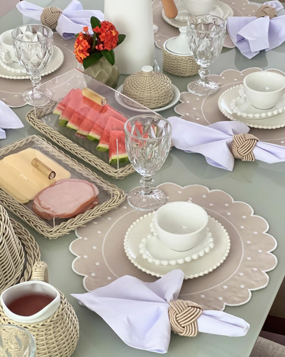 Ideias inspiradoras para um café da manhã encantador 10 Disposição dos alimentos em cestos e bandejas.