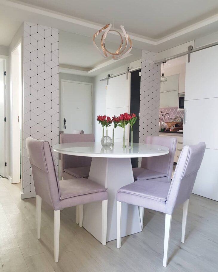 Dicas para Incorporar Mesas Redondas de Vidro na Sua Decoração 9 mesa com base de madeira