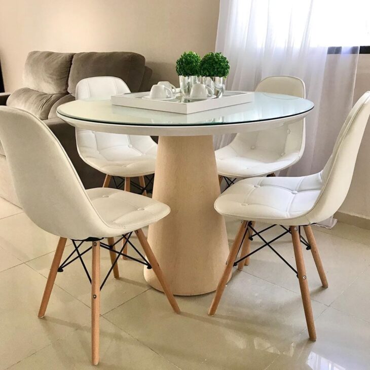 Dicas para Incorporar Mesas Redondas de Vidro na Sua Decoração 1 mesa redonda com cadeiras