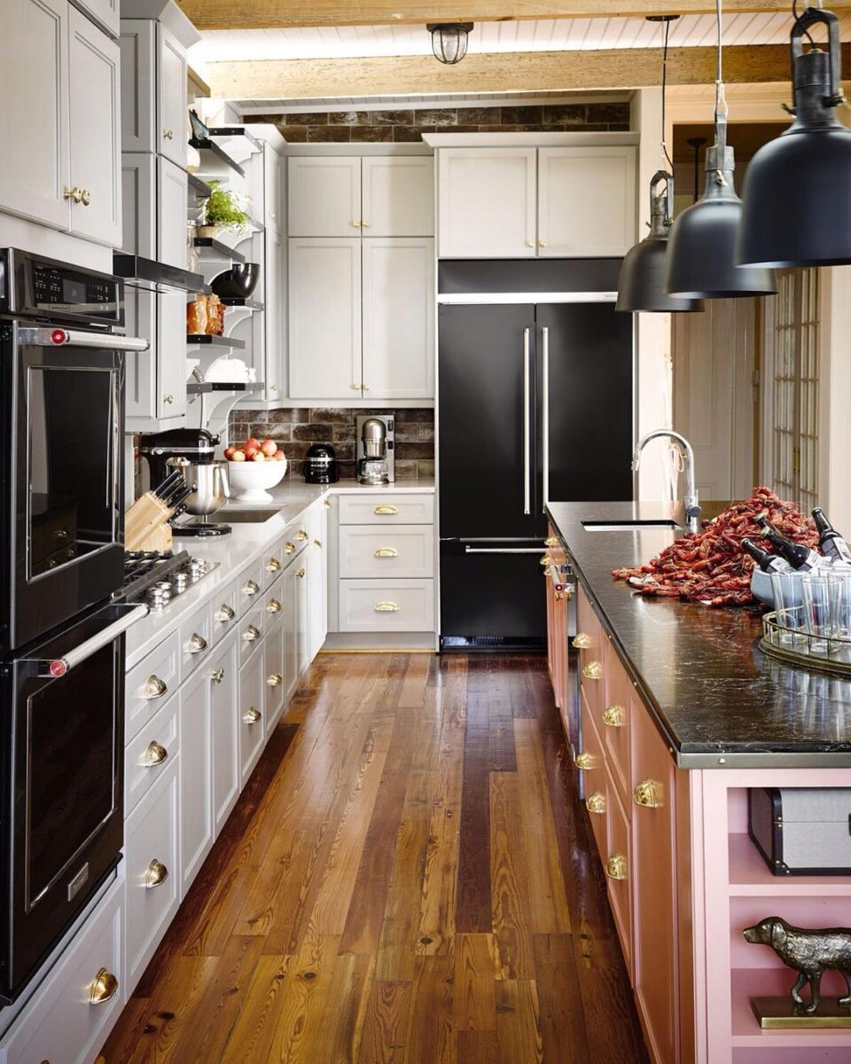 Ideias Elegantes de Móveis Retrô para Transformar sua Casa 1 E até nas cozinhas.