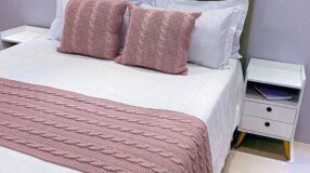 Transforme Sua Casa com um Tapete Meia-Lua: O Segredo para um Estilo Charmoso! 5 Imagem de uma peseira de crochê