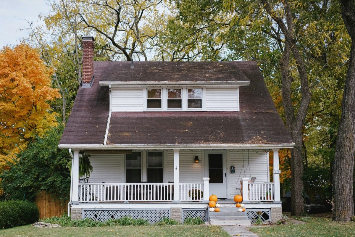Transforme sua Casa: 5 Sinais de que é Hora de Renovar a Parte Externa! 2 A beautiful exterior of a home with a stylish entrance, showcasing the importance of curb appeal.