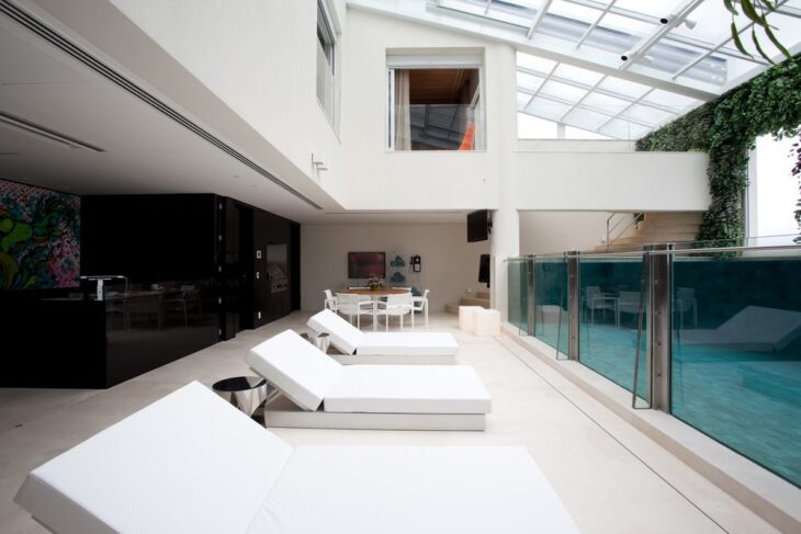 Projetos Inspiradores de Piscinas de Vidro para Transformar seu Espaço 1 Foto de piscina de vidro 4 - 5: Reprodução / Fernanda Marques