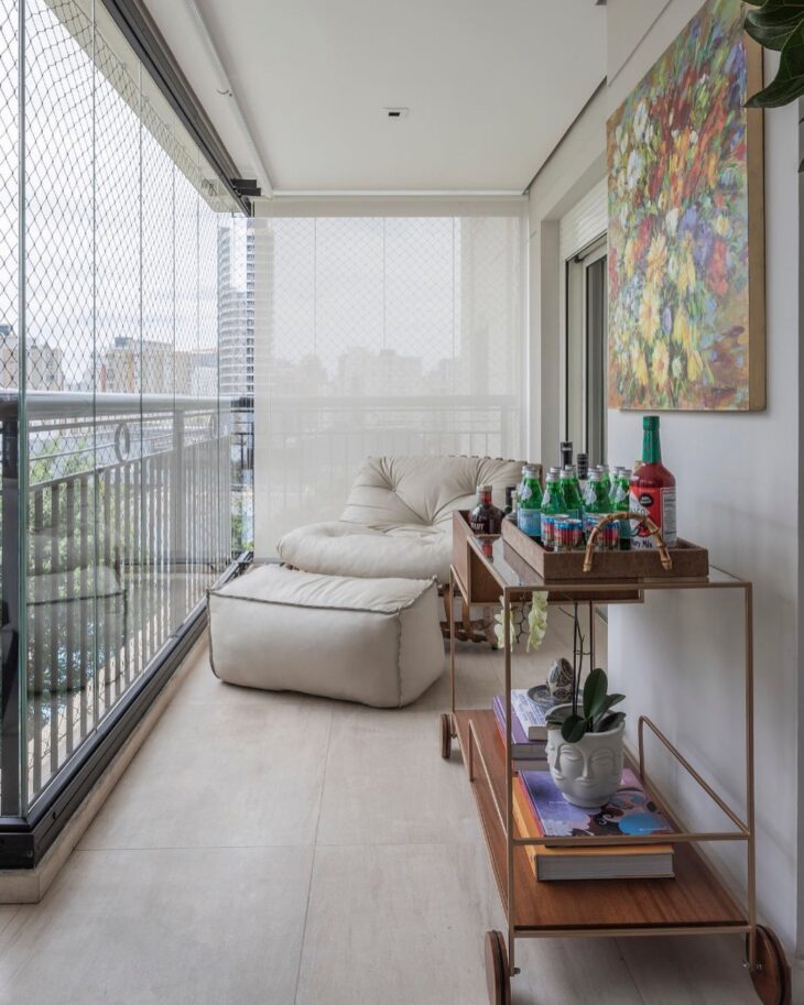 Descubra 10 Poltronas de Varanda que Transformam Conforto em Estilo! 1 Poltrona de varanda com design moderno