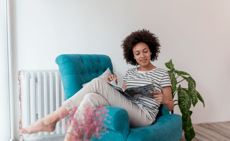 Descubra 70 Poltronas de Leitura Confortáveis e Modernas que Transformam Seu Espaço! 3 Imagem de uma poltrona para leitura azul, confortável e estilizada.