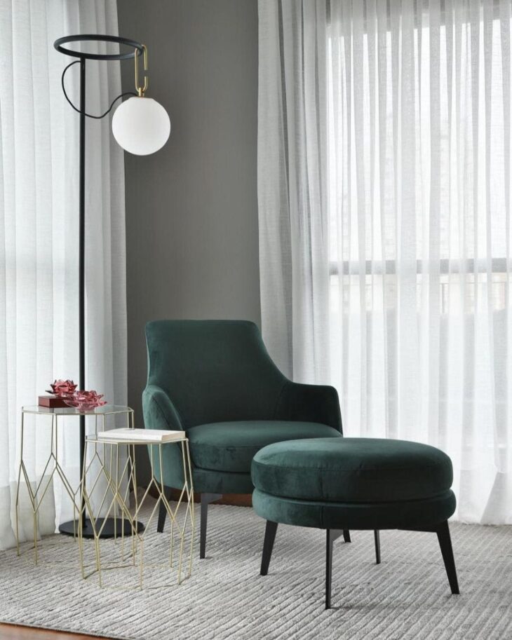 Descubra 70 Poltronas de Leitura Confortáveis e Modernas que Transformam Seu Espaço! 5 Imagem de uma poltrona para leitura em um ambiente aconchegante, com decoração neutral.