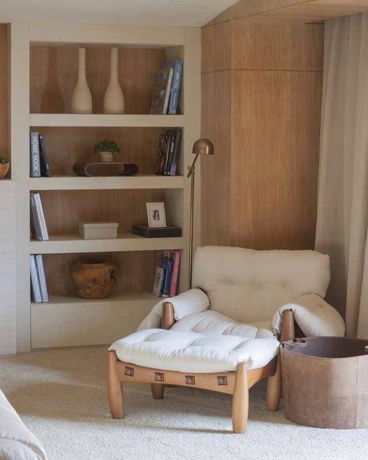 Descubra 70 Poltronas de Leitura Confortáveis e Modernas que Transformam Seu Espaço! 7 Uma poltrona para leitura vermelha em um espaço bem iluminado.