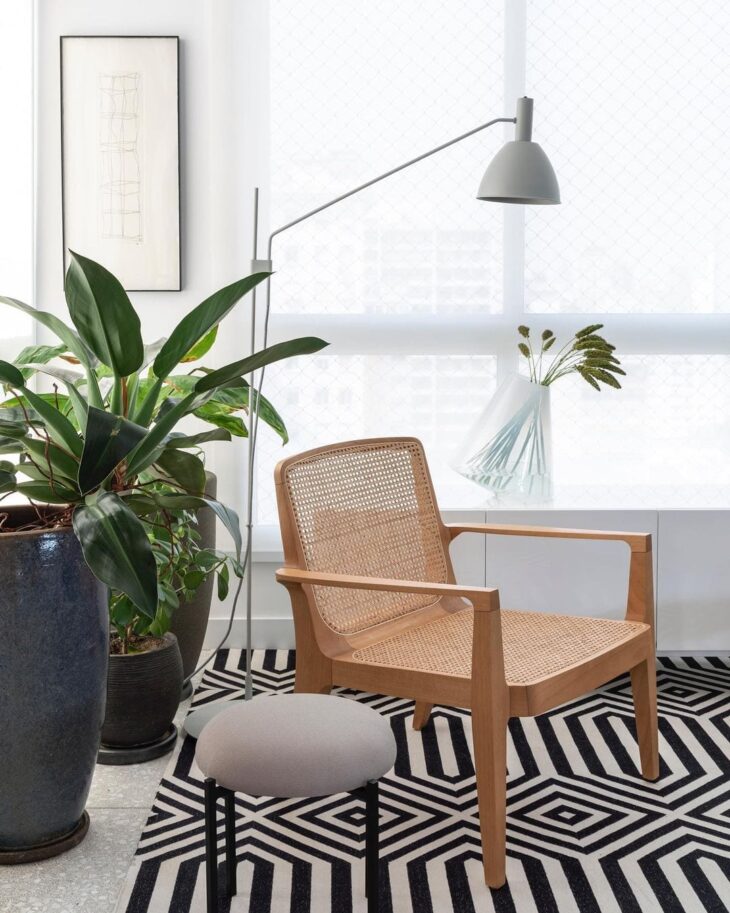 Descubra 70 Poltronas de Leitura Confortáveis e Modernas que Transformam Seu Espaço! 1 Imagem de uma poltrona para leitura em um ambiente com plantas.