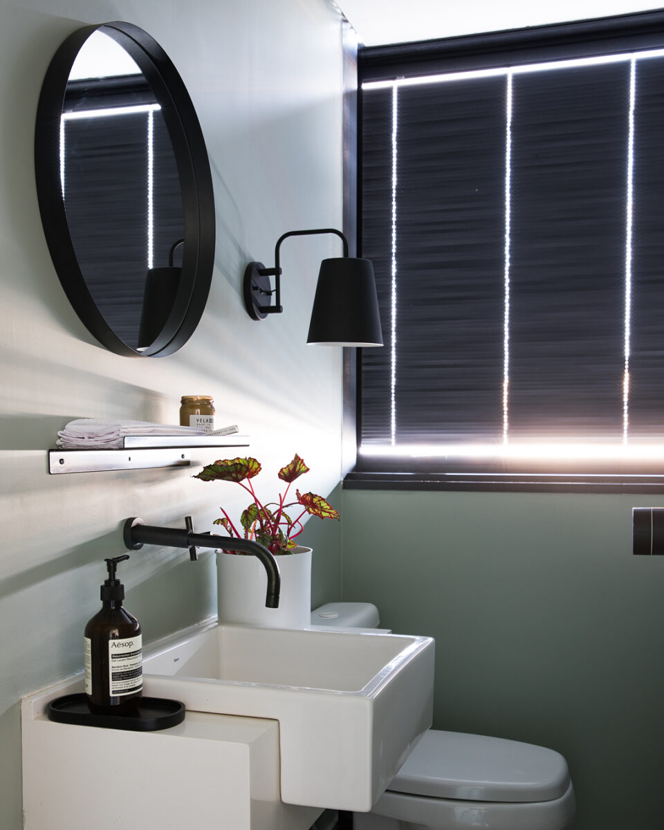 Desvende 25 Ideias Surpreendentes para Organizar e Decorar seu Banheiro! 7 Prateleira com itens de banho e beleza.