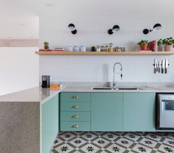 Descubra 50 Ideias Criativas para Exibir Suas Prateleiras de Cozinha! 7 Você pode armazenar itens que sempre usa no dia a dia
