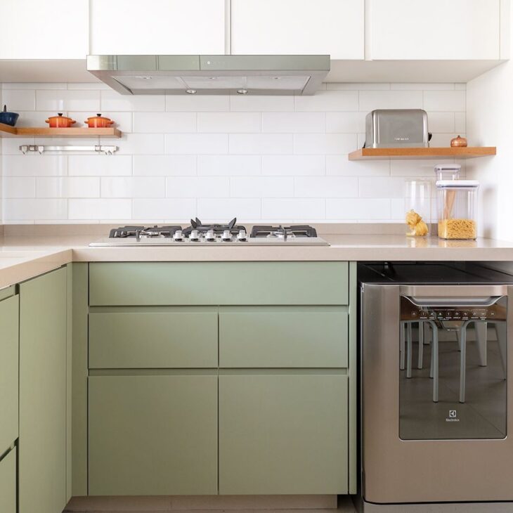 Descubra 50 Ideias Criativas para Exibir Suas Prateleiras de Cozinha! 1 e até objetos decorativos