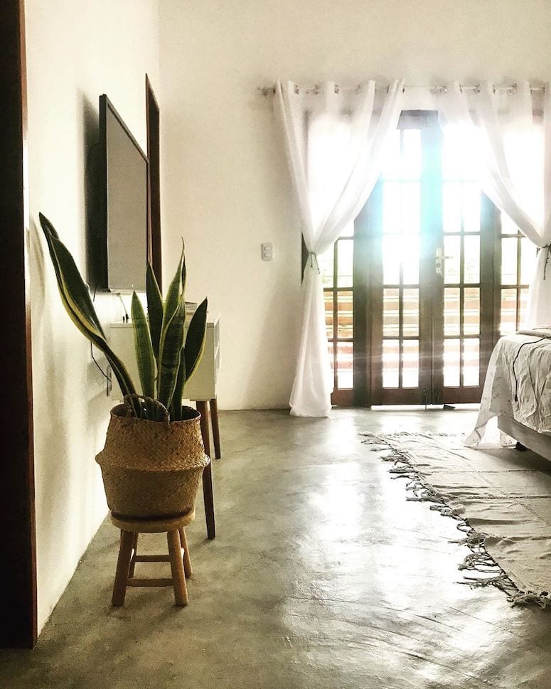 Descubra boas Ideias de Decoração Rústica que Transformam Seu Espaço em um Refúgio Aconchegante! 10 Quarto rústico com piso de madeira e elementos naturais.