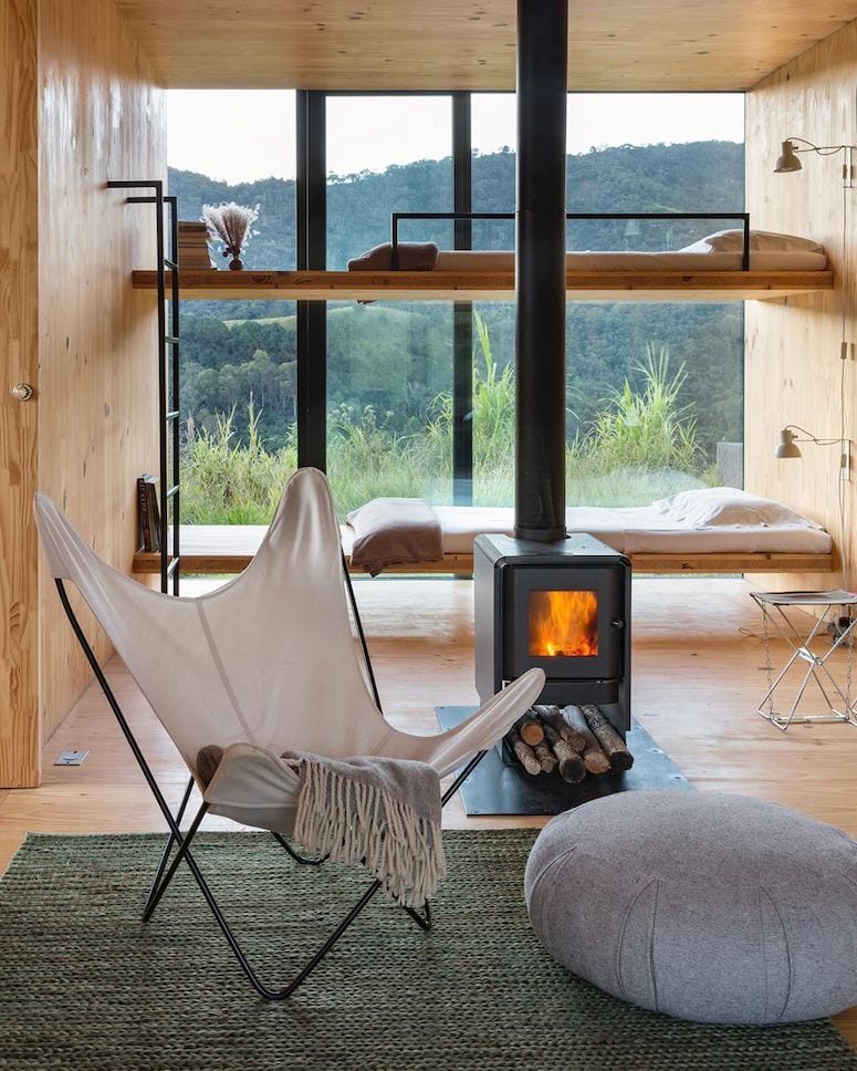 Descubra boas Ideias de Decoração Rústica que Transformam Seu Espaço em um Refúgio Aconchegante! 1 Uso de madeira em diversos projetos de quartos rústicos.