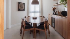 Inspirações e Características de Apartamentos Estúdio que Você Precisa Conhecer 9 Sala de jantar pequena, apresentando ideias de como organizar a área de refeições em apartamentos pequenos.