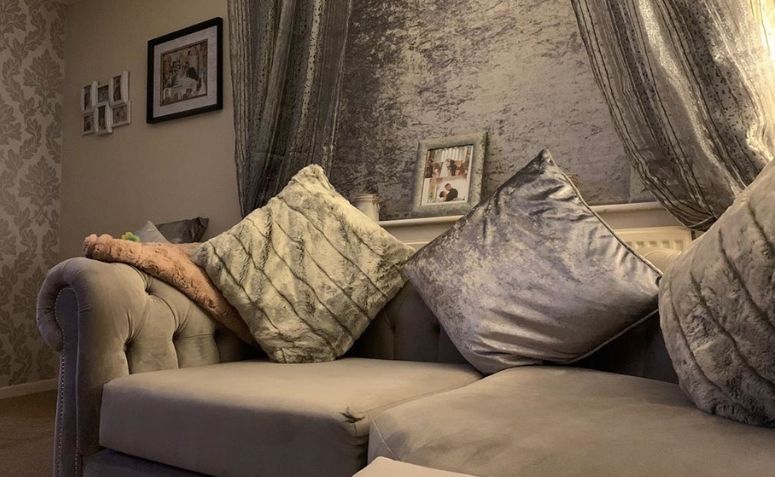 Descubra os Sofás de Suede que Unem Conforto e Sofisticação para Transformar Seu Espaço! 3 capa do artigo com 60 modelos de sofá de suede