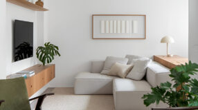 Inspirações e Características de Apartamentos Estúdio que Você Precisa Conhecer 7 Sofá para sala pequena que exemplifica uma boa escolha de móveis para espaços compactos.