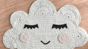 Transforme Sua Casa com um Tapete Meia-Lua: O Segredo para um Estilo Charmoso! 7 Imagem de um tapete de crochê infantil