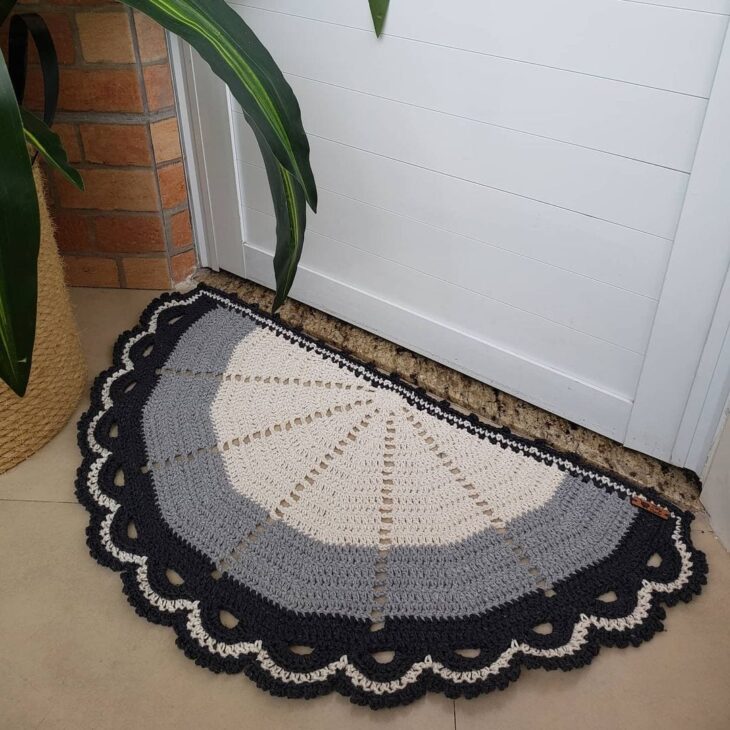 Transforme Sua Casa com um Tapete Meia-Lua: O Segredo para um Estilo Charmoso! 9 Imagem de um tapete meia-lua em crochê