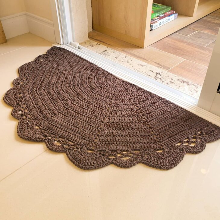 Transforme Sua Casa com um Tapete Meia-Lua: O Segredo para um Estilo Charmoso! 10 Imagem de um tapete meia-lua que deixa o local de passagem mais aconchegante